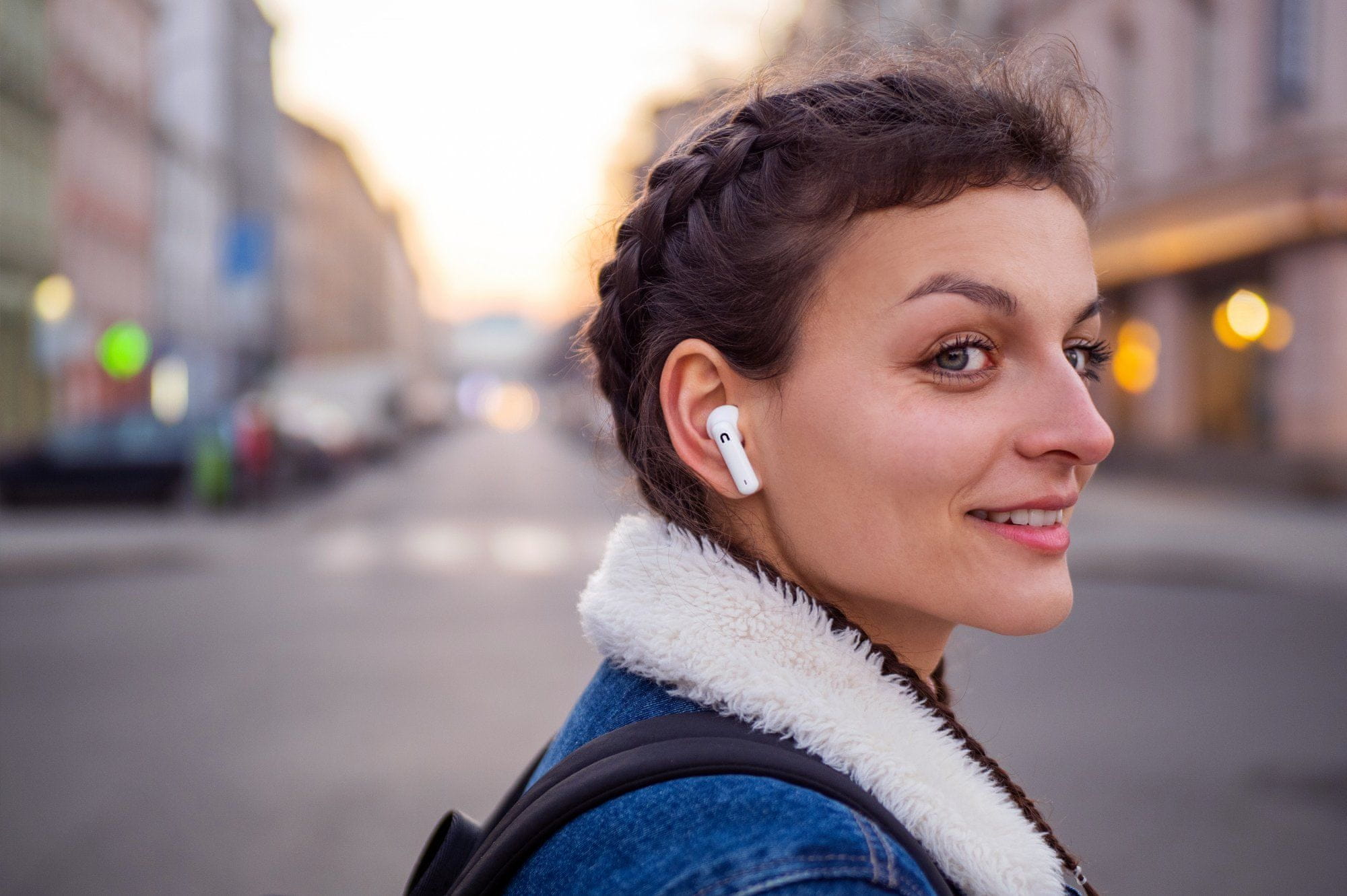  Bluetooth 5.0 sluchátka niceboy hive pins nabíjecí box celkem 18 h provozu na nabití 4 h provozu ipx4 odolnost vodě dotykové ovládání na sluchátkách podpora hlasových asistentů handsfree mikrofon 