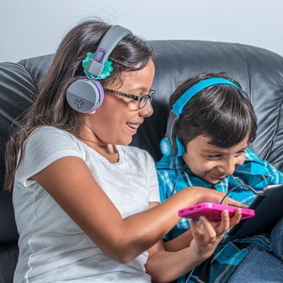  moderní Bluetooth sluchátka jlab jbudies studio wireless pro děti omezená hlasitost shareport kabel sdílení muziky pohodlná ovládací tlačítka na levé mušli handsfree mikrofon výdrž 24 h 
