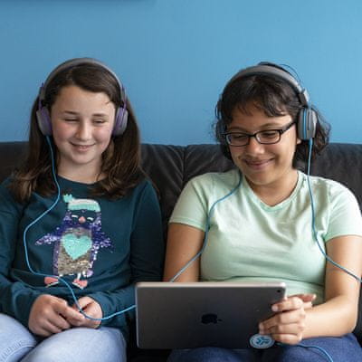  moderní Bluetooth sluchátka jlab jbudies studio wireless pro děti omezená hlasitost shareport kabel sdílení muziky pohodlná ovládací tlačítka na levé mušli handsfree mikrofon výdrž 24 h 