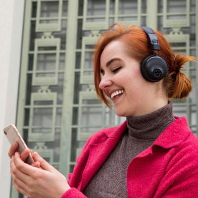  moderní Bluetooth sluchátka jlab studio wireless on ear s ekvalizérem čistý zvuk skvělý výkon dlouhá výdrž micro usb nabíjecí kabel nízká hmotnost dotykové senzory 