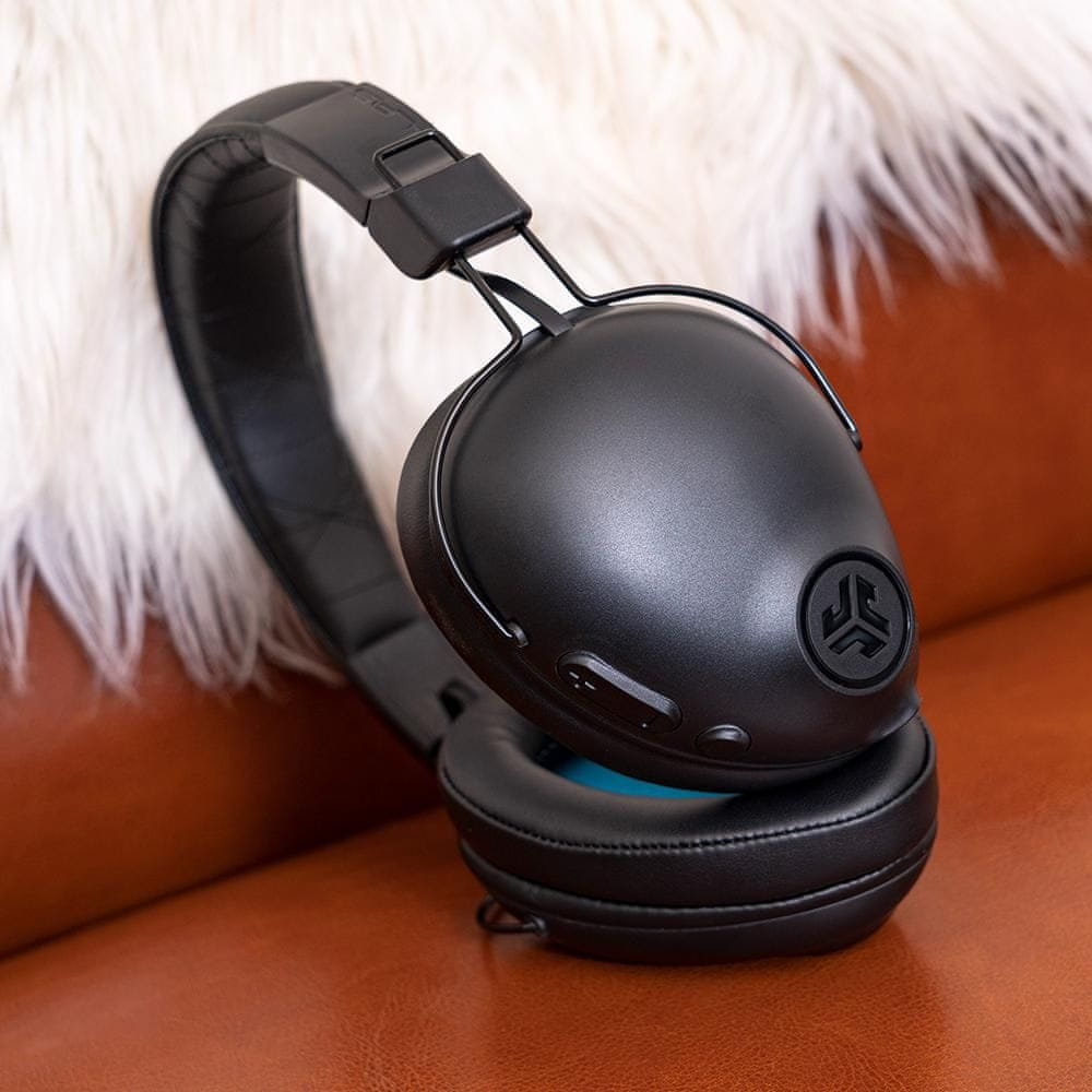  moderní Bluetooth sluchátka jlab studio pro wireless over ear s ekvalizérem čistý zvuk skvělý výkon dlouhá výdrž micro usb nabíjecí kabel nízká hmotnost tlačítkové ovládání na mušlích pohodlná 