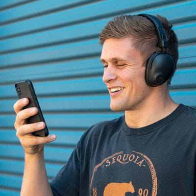 moderní Bluetooth sluchátka jlab studio pro wireless over ear s ekvalizérem čistý zvuk skvělý výkon dlouhá výdrž micro usb nabíjecí kabel nízká hmotnost tlačítkové ovládání na mušlích pohodlná 