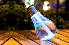 CoolCeny Zvlhčovač vzduchu s LED osvětlením – ve tvaru žárovky