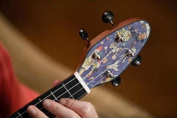 akusztikus szoprán ukulele Ortega 12 bundos agathis okoumé absz műanyag króm hangoló mechanizmus nejlon húrok hangoló pengető tok szíj