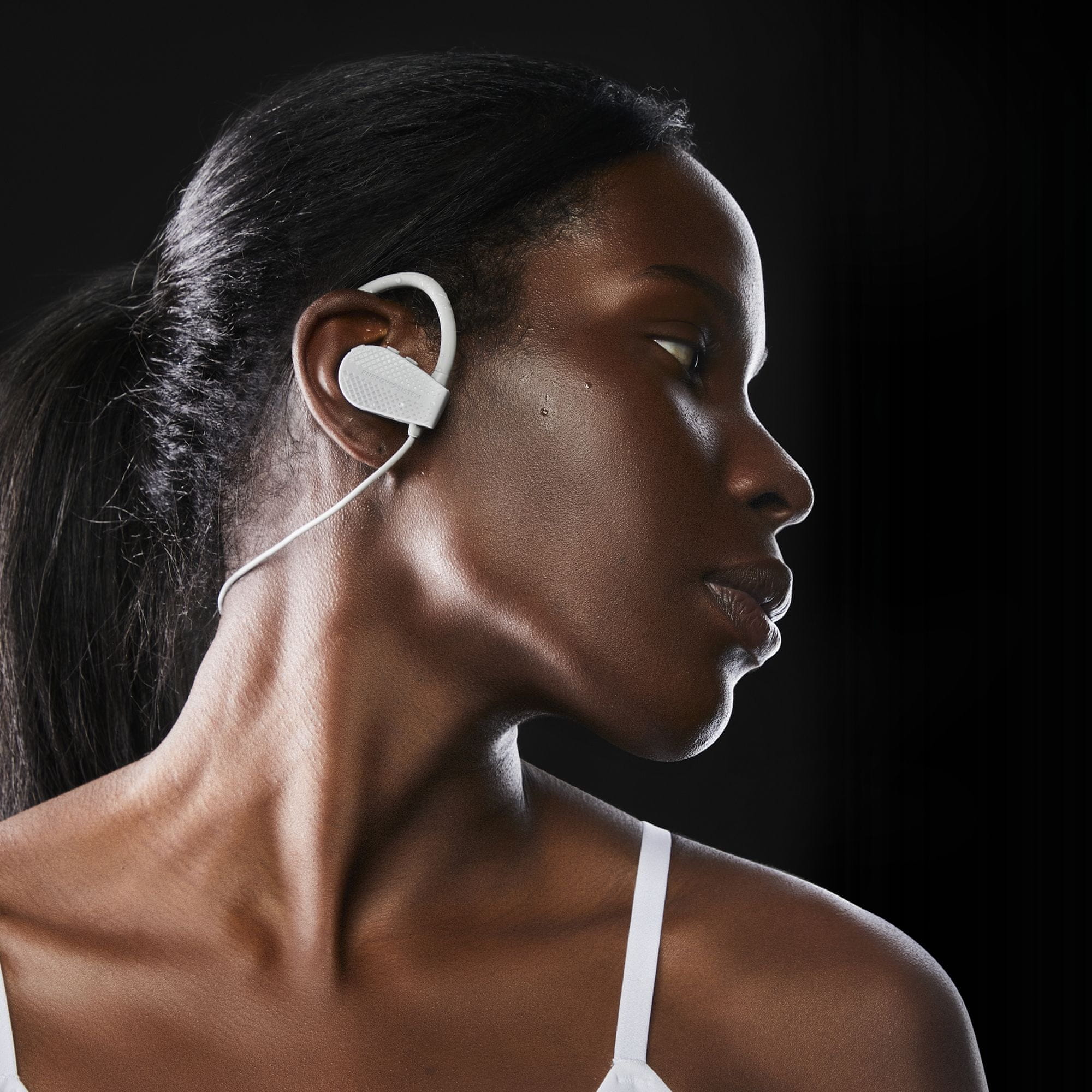  štýlové Bluetooth slúchadlá do uší energy sistem earphones Bluetooth šport 1 usb-c nabíjanie kábel za krkom špunty do uší tlačidla pre ovládanie odolná vode výkonné meniče secure fit upevnenie v ušiach 