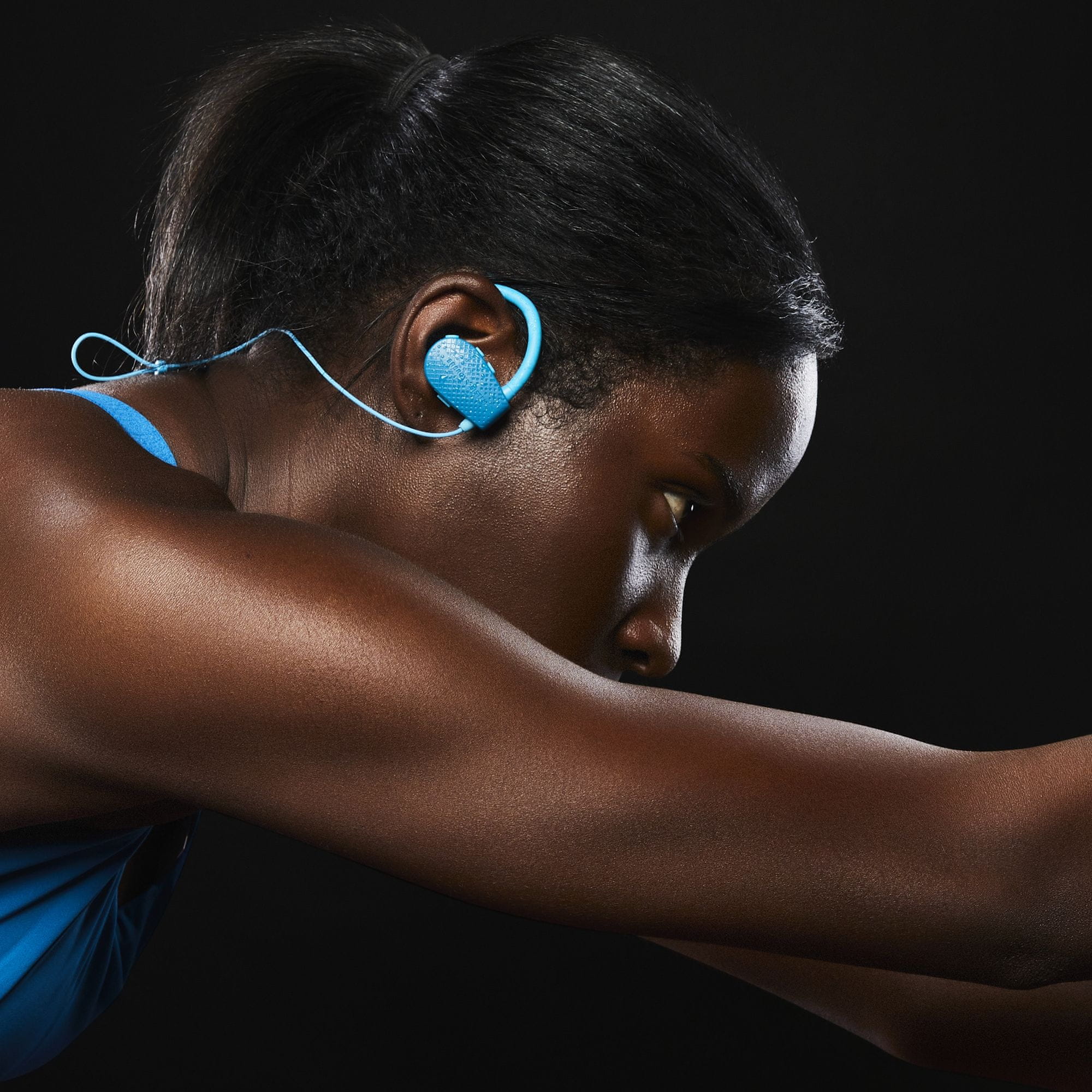  stylová Bluetooth sluchátka do uší energy sistem earphones Bluetooth sport 1 usb-c nabíjení kabel za krkem špunty do uší tlačítka pro ovládání odolná vodě výkonné měniče secure fit upevnění v uších 