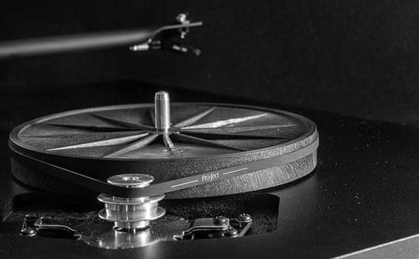  vysoce kvalitní gramofon pro-ject debut ortofon přenoska audio výstup protiprachový kryt tichý chod motoru řemínkový pohon bytelný talíř hliníkové raménko mdf tělo 