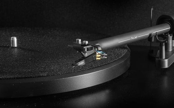  vysoko kvalitný gramofón pre-ject debut ortofón prenoska audio výstup protiprachový kryt tichý chod motora remienkový pohon pevný tanier hliníkové ramienko mdf telo 