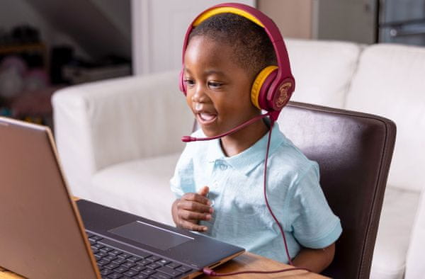 OTL Harry Potter Hogwarts Crest dětská bezdrátová sluchátka Bluetooth integrovaný mikrofon dětská sluchátka interaktivní sluchátka kabelové připojení tématický design circimaurální sluchátka uzavřená konstrukce vysoký comfort pohodlná sluchátka pro děti