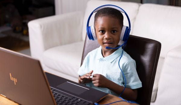 OTL Nintendo Mario Kart Blue dětská bezdrátová sluchátka Bluetooth integrovaný mikrofon dětská sluchátka interaktivní sluchátka kabelové připojení tématický design circimaurální sluchátka uzavřená konstrukce vysoký comfort pohodlná sluchátka pro děti