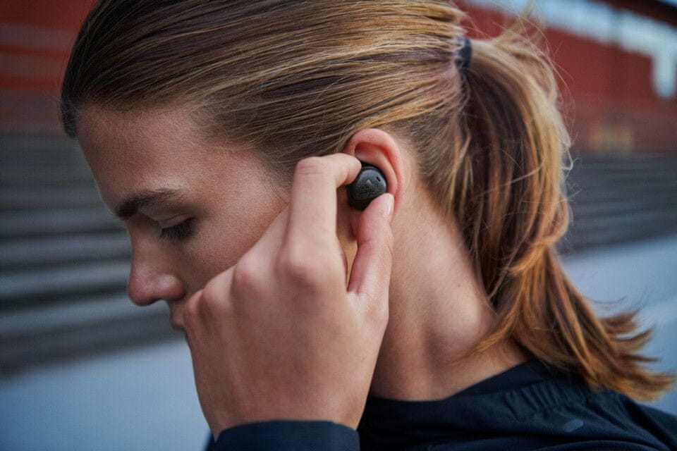 sportovní sluchátka do uší Adidas FWD-02 lehounká rychlonabíjení nabíjecí box odolná vodě a potu Bluetooth technologie pohodlná poutavý zvuk handsfree funkce 