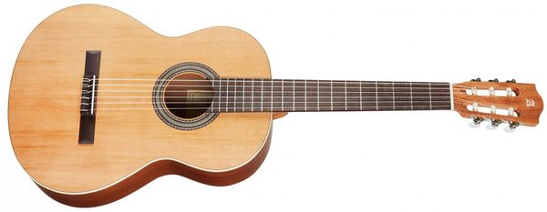 krásná přírodní akustická kytara alhambra se standardní menzurou běžné hraní výuka na kytaru open pore povrchová úprava španělsko otevřené mechaniky polomasiv