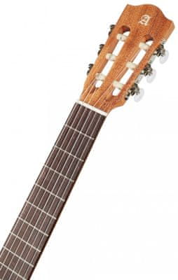  krásná přírodní akustická kytara alhambra se standardní menzurou běžné hraní výuka na kytaru open pore povrchová úprava španělsko otevřené mechaniky polomasiv 