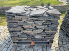 Přírodní štípaný kámen šedo-hnědý nepravidelné tvary tl. 20-40 mm