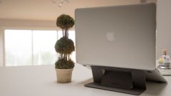 Design Nest MOFT LaptopStand - stříbro stojan na notebook