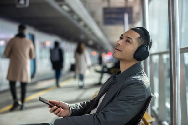  moderne bežične bluetooth slušalice sony wh1000xm5 odličan zvuk i tehnologija traju do 30 sati uz punjenje jasni hands-free pozivi upravljanje aplikacijom glasovni pomoćnici 