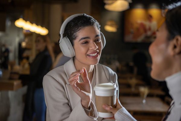  sodobne brezžične slušalke Bluetooth sony wh1000xm5 odličen zvok tehnologija anc trajajo do 30 ur s polnjenjem jasni prostoročni klici nadzor aplikacij glasovni pomočniki 