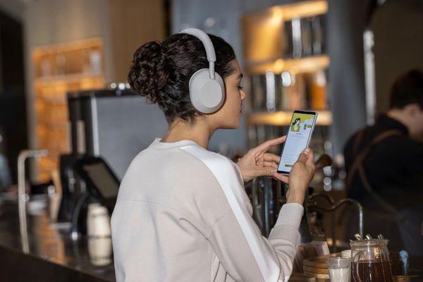  sodobne brezžične slušalke Bluetooth sony wh1000xm5 odličen zvok tehnologija anc trajajo do 30 ur s polnjenjem jasni prostoročni klici nadzor aplikacij glasovni pomočniki 