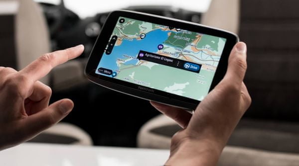 Lakókocsi GPS navigáció lakókocsikhoz memóriakártyahely feltöltött érdekes pontok lakókocsikhoz útvonaltervezés TomTom GO Camper Tour 6 hüvelykes világtérképek gyorsabb térképfrissítések TomTom térképek érintőképernyő minőségi felbontás Wi-Fi Bluetooth hangvezérlés hangvezérlés erős wifi kapcsolat praktikus tartó társ alkalmazás nagy teljesítményű hangszóró erős autós navigáció belső memória világtérképek élethosszig tartó frissítések