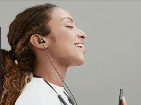 přenosná Bluetooth 5.0 sluchátka sony wic100 šťavnatý zvuk čistě vyladěný mikrofon pro handsfree 25h provoz na nabití tlačítkové ovládání pohodlná krásný moderní design odolná vodě rychlé párování mobilní aplikace úprava zvuku na míru