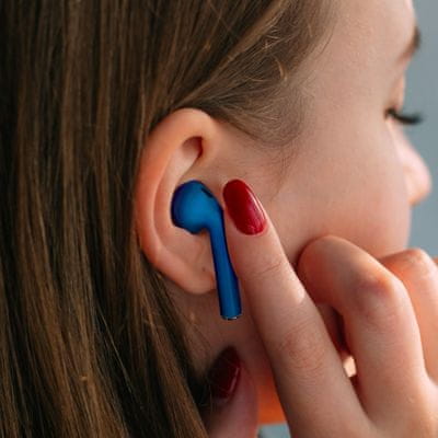  přenosná in ear sluchátka tesla sound eb10 pěkný design Bluetooth technologie dotykové ovládání dlouhá výdrž baterie 