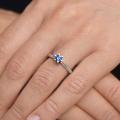 DIAMOND SPOT Prsten z bílého zlata s modrým safírem