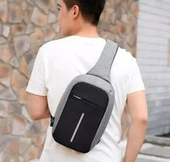 Northix Taška přes rameno / taška na popruh proti krádeži s USB zásuvkou - černá 
