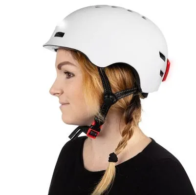  helma bluetouch s led osvetlením bezpečná jazda na bicykli kolobežke skútra korčuliach výdrž batérie šesť hodín na nabitie 