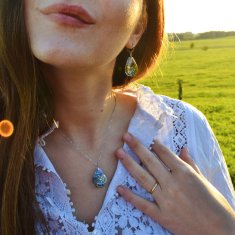 Victoria's fields květinový náhrdelník s pomněnkou a kapradinou - náhrdelník Kouzlo lesa - ručně vyrobený šperk z pravých květin, pryskyřice a chirurgické oceli, 40 cm