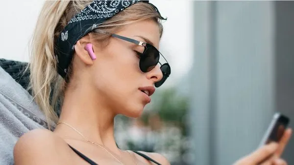  modern vezeték nélküli fülhallgató happy plugs joy az örömteli zenehallgatáshoz Bluetooth 5.2 technológia 12ó üzemidő a töltőtoknak hála érintésvezérlés verejtékálló vízálló 