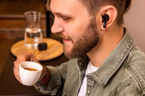 bezdrátová Bluetooth sluchátka lamax clips1 beatbass nezkreslený zvuk pohodlná konstrukce uzavřená hlasový asistent mikrofon pro handsfree dlouhá výdrž na nabití dotykové ovládání 