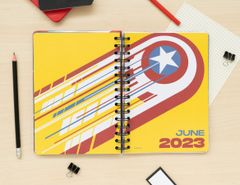 CurePink Plánovací týdenní diář A5 2022/2023 Marvel: Captain America se samolepkami, záložkami a obálkou (14,8 x 21 cm)
