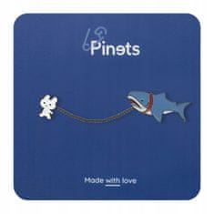Pinets® Ozdobný špendlík bílý medvídek držící žraloka na řetízku