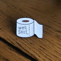 Pinets® Ozdobný špendlík role toaletního papíru s nápisem Well Shit