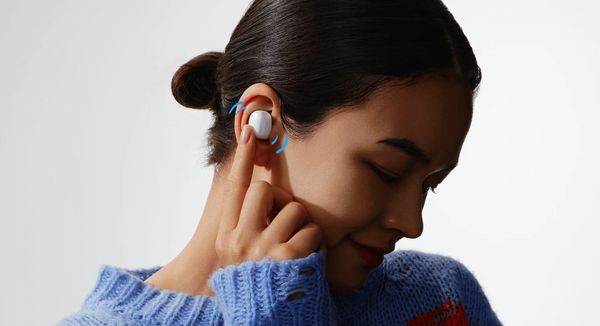  minimalistická Bluetooth sluchátka dotykové ovládání výdrž na nabití 6 h ip54 odolnost vodě prachu potu skvělý zvuk dynamické měniče nabíjecí box 