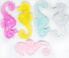 Kraftika Dekorace z plastu ve tvaru mořského koníka, mix barev