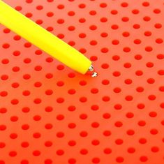 Eureka! Tabulka - magnetické malování, 714 otvorů, červená barva