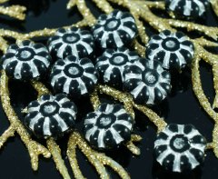Kraftika Kulaté korálky z českého skla, vyřezávaný tvar kytičky