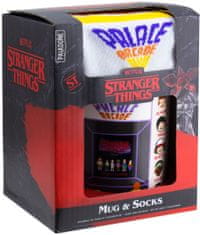 CurePink Dárkový set - hrnek s ponožkami Stranger Things:Palace Arcade (objem 310 ml|EU 41 - 46)