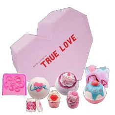 Bomb Cosmetics Kosmetická sada True Love Gift Box Šumivá koule 3ks + Glycerinové mýdlo 2ks + Máslový dortík 2ks + Balzám na rty