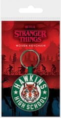 CurePink Přívěsek na klíče Netflix|Stranger Things: Hawkinsová střední škola (5 x 6 cm) textílie