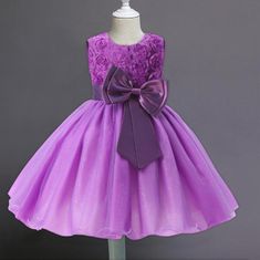Northix Večerní šaty s mašlí a květinami – fialové (140) 