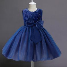 Northix Večerní šaty s mašlí a květinami – modré (130) 
