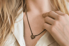 BeWooden Dámský náhrdelník s dřevěným detailem Apis Nox Necklace Heart černá