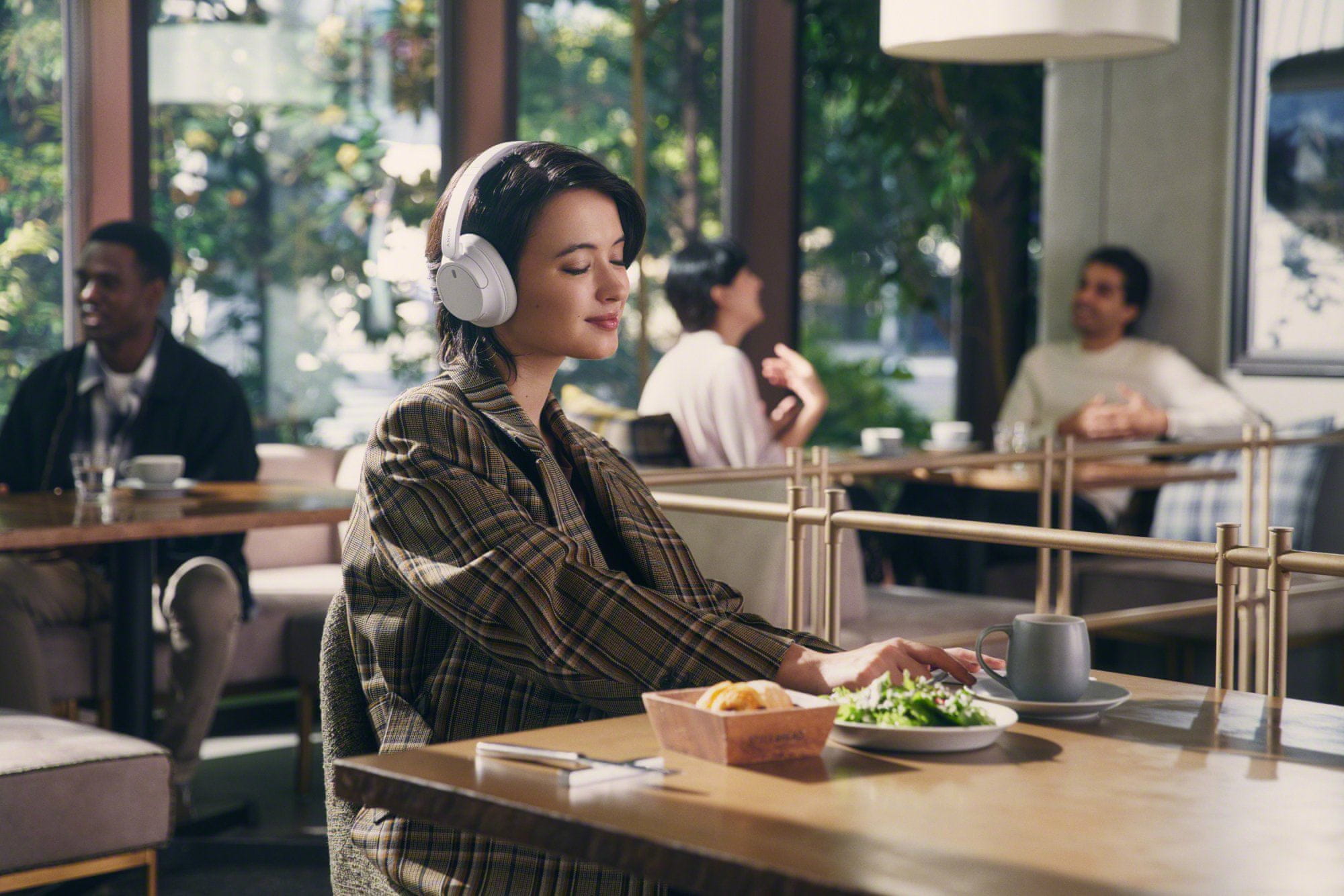  moderní bezdrátová Bluetooth 5.2 sluchátka sony WH-CH720N handsfree funkce vynikající zvuk siri google hlasové ovládání multipoint usbc nabíjení360 reality audio aplikace 