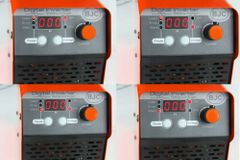 MAR-POL Digitální invertorová nabíječka baterií s funkcí start 12/24V 400A BJC PROFI M82497