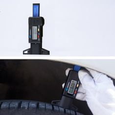 Digitální manometr s měrkou vzorku pneumatik